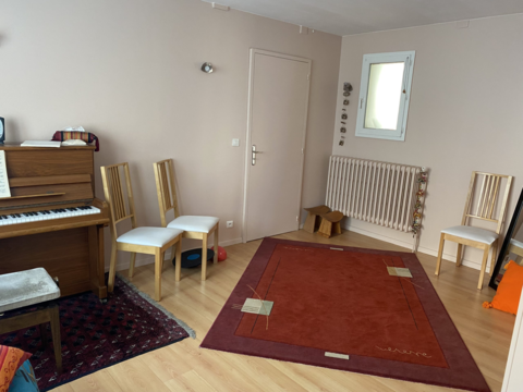 Roubaix, salle de travail avec piano, chaises, tapis et shoggis